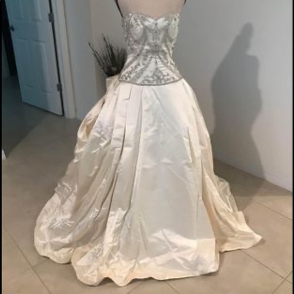 Eve of Milady Wedding Dress Size 4 - Picture 1 of 10